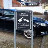 Standerskilt med parkering forbudt